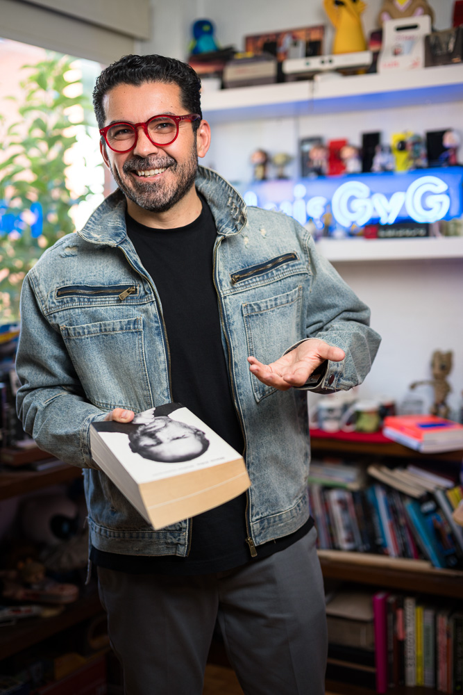 LuisGyG con neón GyG y libro de Steve Jobs, criterio editorial sobre tecnología