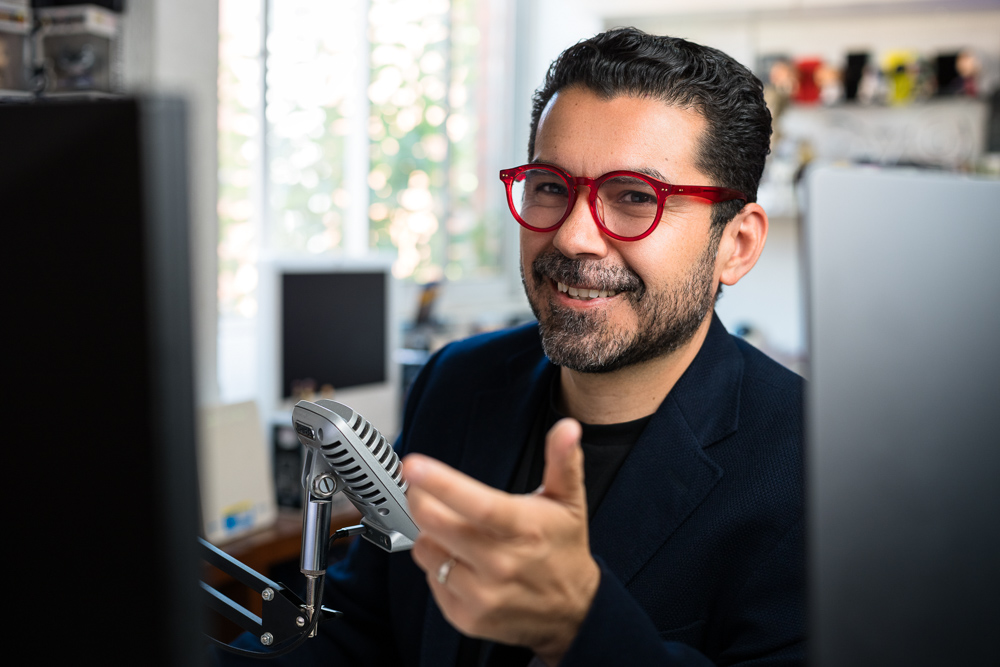 LuisGyG frente al micrófono de W Radio, voz editorial nacional